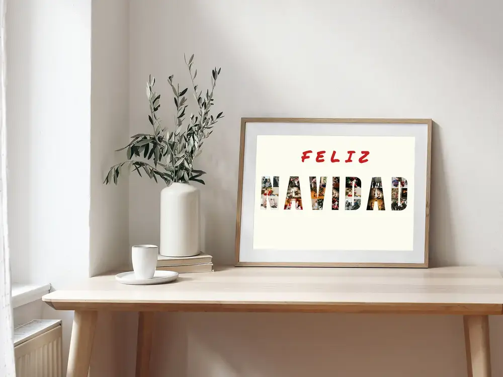 Collage con letras de fotos enmarcado sobre un escritorio, un regalo de Navidad personalizado
