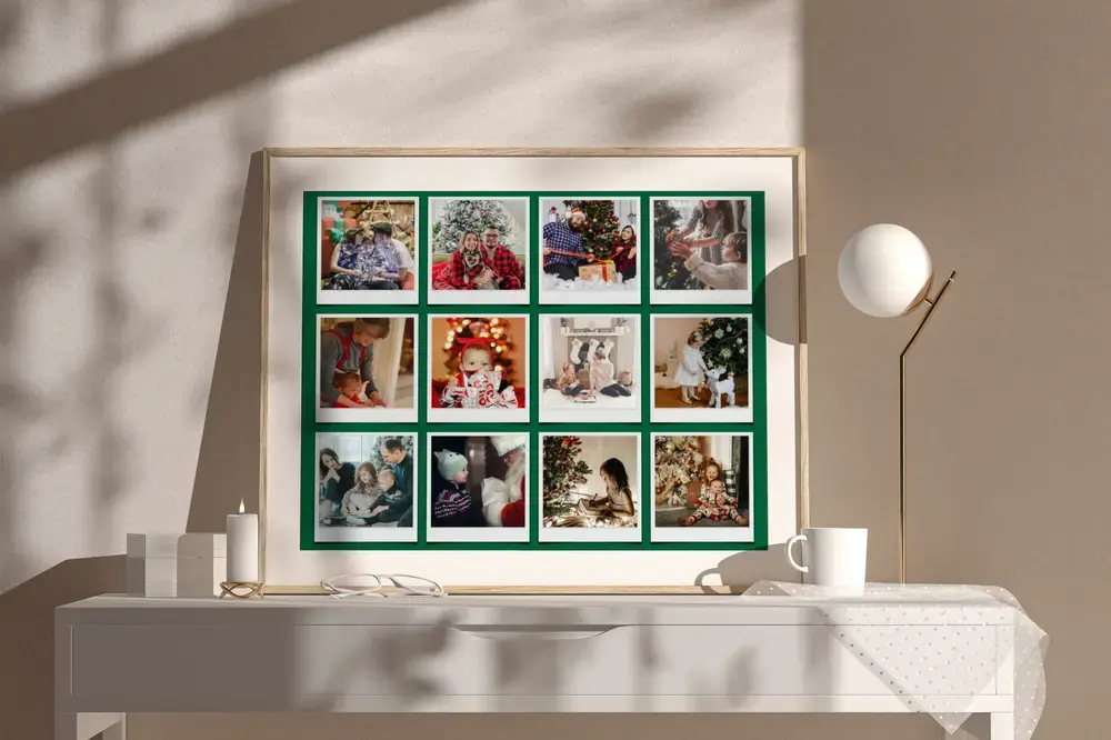 Regalo de Navidad familiar: collage de doce fotos estilo Polaroid sobre verde, en marco de madera sobre un aparador