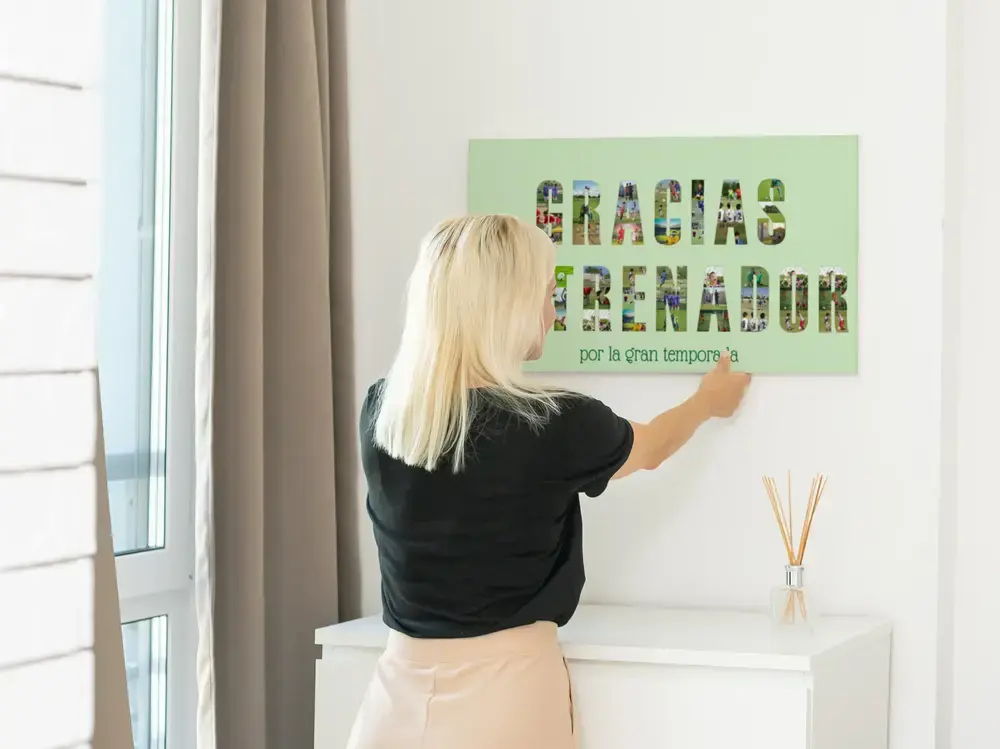 Collage de fotos en letras para dar las gracias al entrenador, con fondo verde claro, en la pared sobre una cómoda