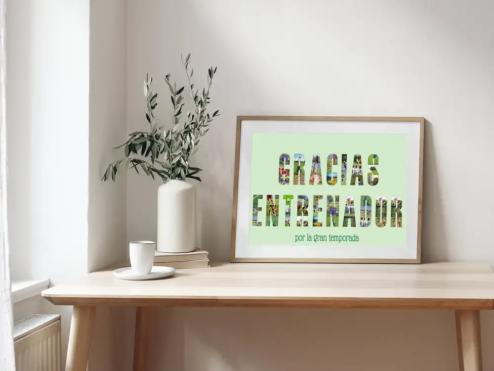 Collage de fotos en letras y dedicatoria como regalo para el entrenador, enmarcado sobre un escritorio de madera