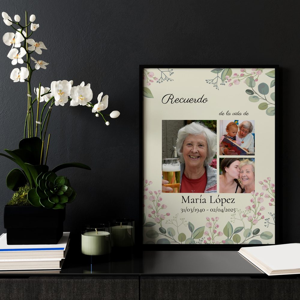 Collage en memoria de un ser querido con tres fotos y flores, en marco negro sobre un mueble junto a una orquídea.