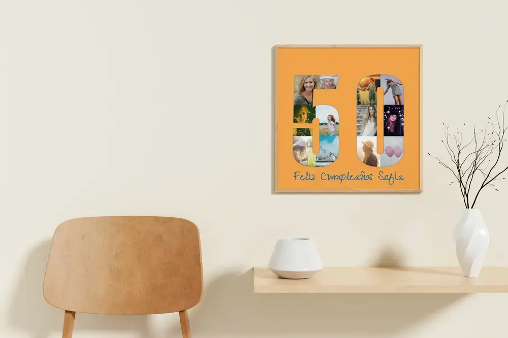 Collage de fotos con el número 50 sobre fondo naranja, enmarcado en la pared junto a una silla de madera
