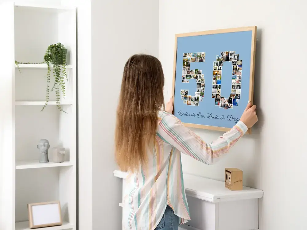 Collage de fotos en forma de 50 con fondo azul y dedicatoria, en marco de madera en la pared sobre una chimenea