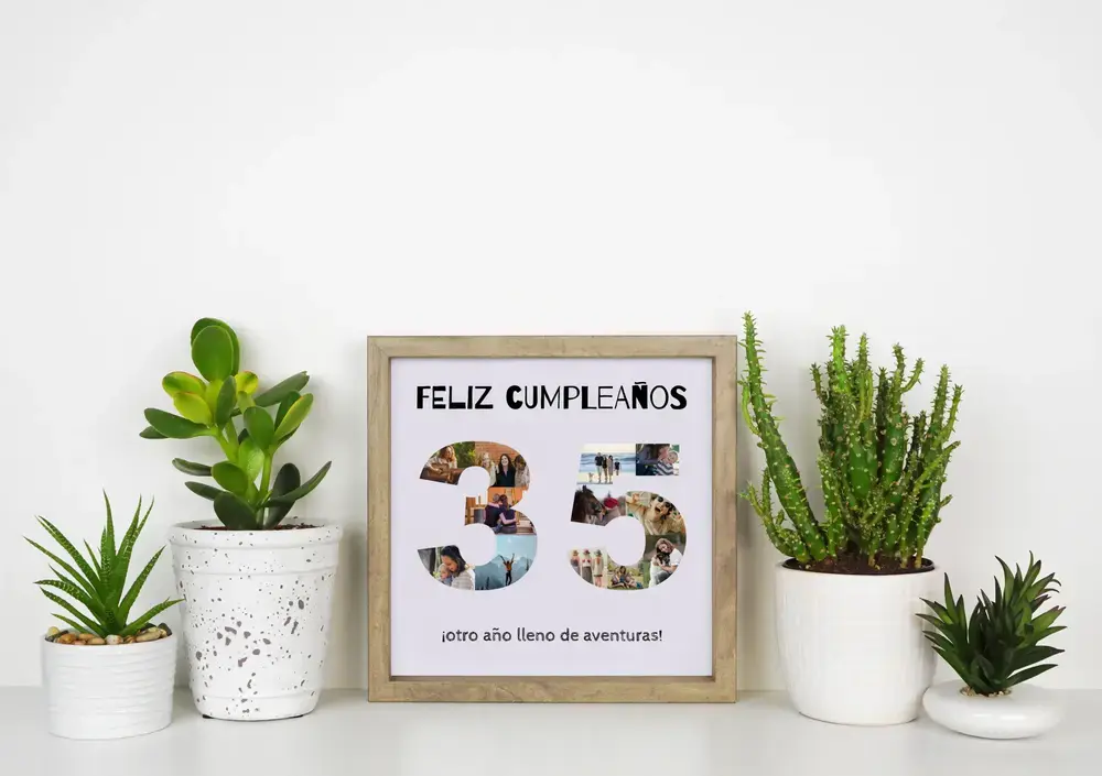 Collage de fotos en forma de 35 con mensaje de cumpleaños, en un marco de madera clara sobre un escritorio entre plantas