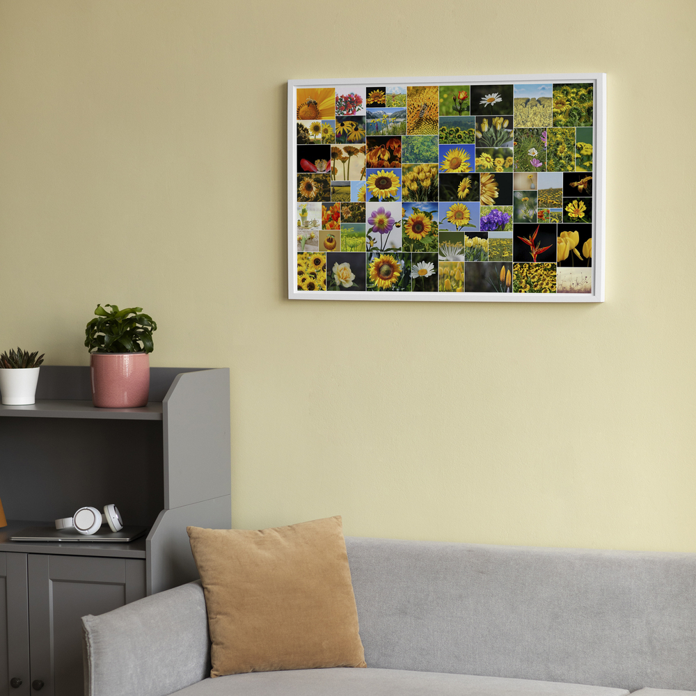 Collage de fotos de flores de varios tamaños con marco blanco, en una pared amarilla clara sobre un sofá gris