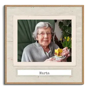 Foto Retro de Marta para Homenaje elegante y personalizado