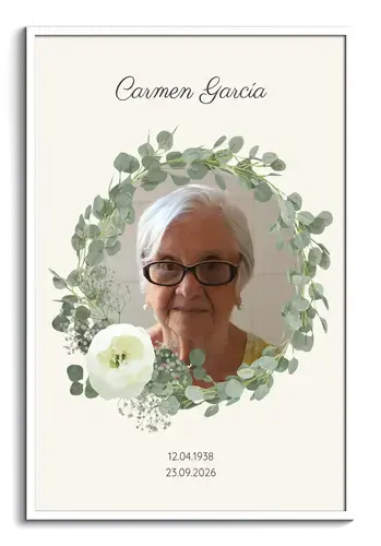 Cuadro conmemorativo personalizado con retrato, corona de eucalipto y flores blancas en marco blanco